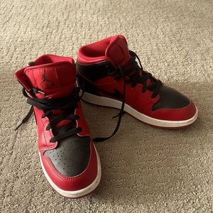 Air Jordan 1 Mid Reverse Bred (2021) 554725-660.  Size 4.5Y./Women’s 6.
